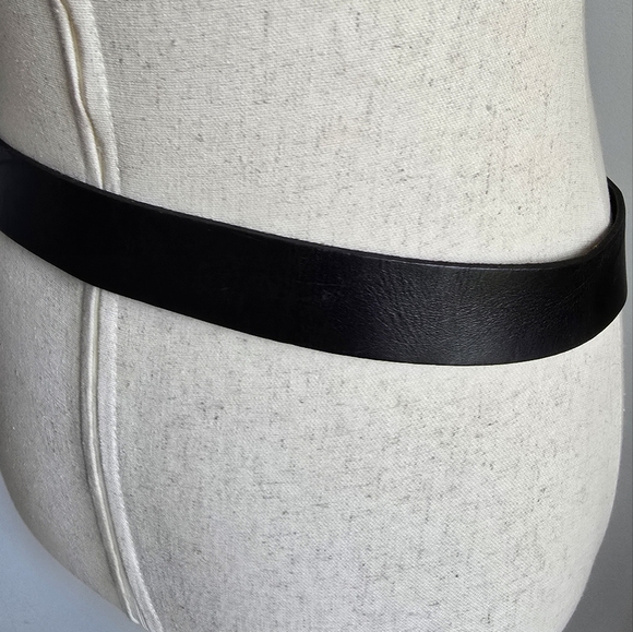 Linea Pelle Collection, Black Leather Gold Studded Statement Belt Size Medium - Picture 5 of 12